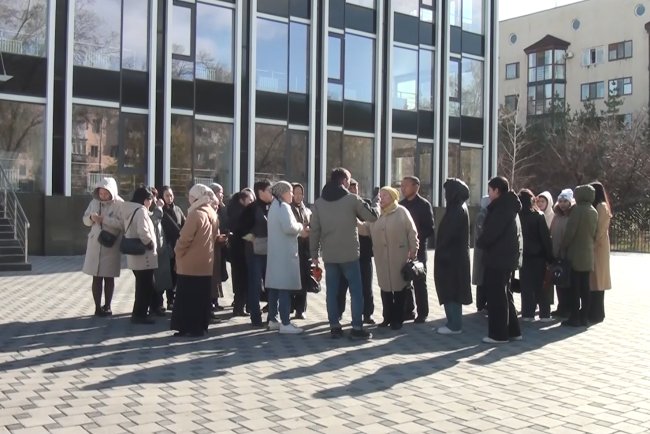 «Табель бере алмайды!»: Таразда 250 оқушы далада қалды