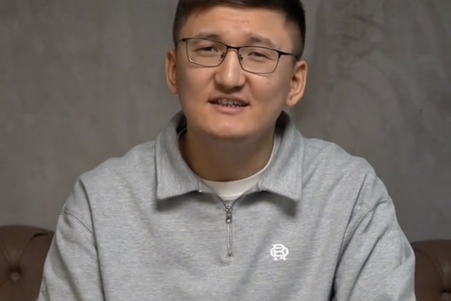 Жас ұстаз физика заңдарын әндетіп түсіндіреді