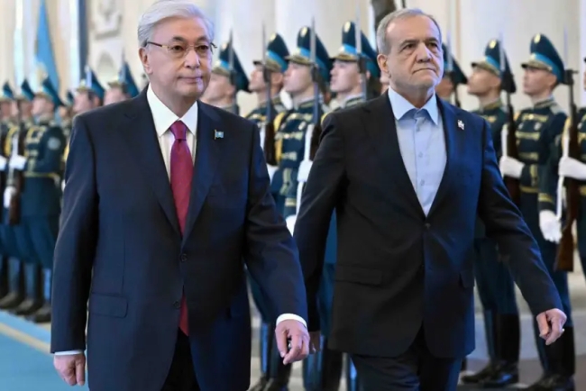 Тоқаев Ақордада Иран президенті Пезешкианды күтіп алды