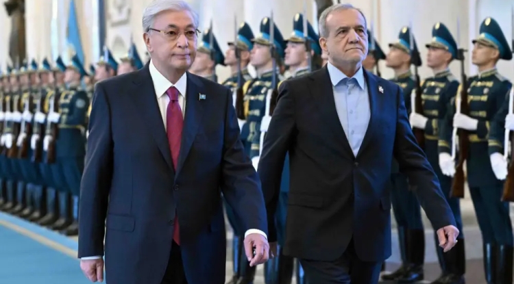 Тоқаев Ақордада Иран президенті Пезешкианды күтіп алды