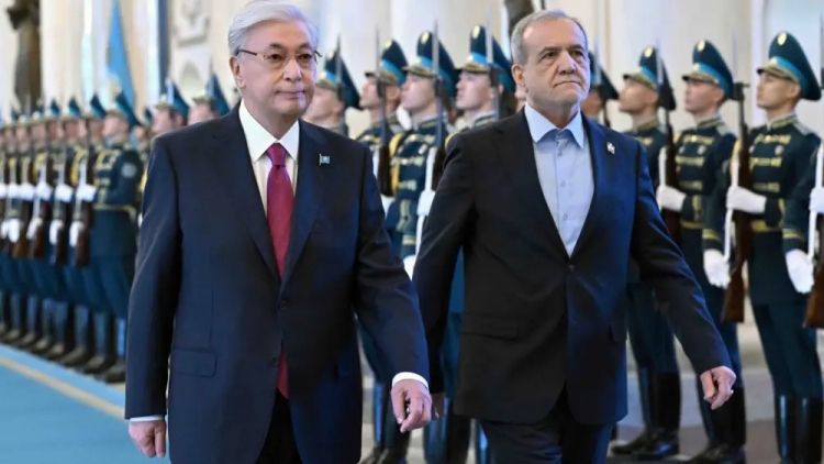 Тоқаев Ақордада Иран президенті Пезешкианды күтіп алды