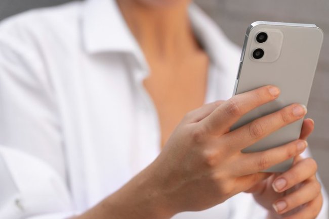 Күйеуінің телефонын тексерген: Жуалыда отбасылық жанжал сотқа жетті